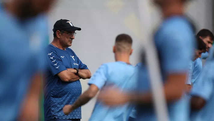 Sarri osserva l'allenamento