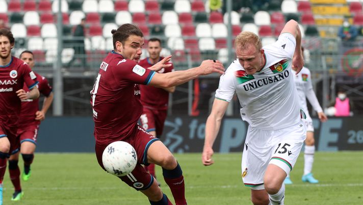 Foto Paola Garbuio/LaPresse
02 aprile 2022 Cittadella (PD) Italia
sport calcio
Cittadella vs Ternana - Campionato di calcio Serie BKT 2021/2022 - Stadio Tombolato.
Nella foto:
Giacomo Beretta (punta centrale cittadella)Frederik Sorensen (difensore centrale ternana)
Photo Paola Garbuio/LaPresse
April ,02 2022 Cittadella (PD) Italy
sport soccer
Cittadella vs Ternana - Italian Football Championship League BKT 2021/2022 - Tombolato stadium.
In the pic:Giacomo Beretta (punta centrale cittadella)Frederik Sorensen (difensore centrale ternana) Cittadella, pochi minuti per illudersi del pari: passa la Ternana - immagine 1