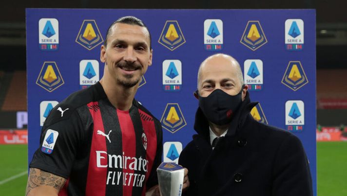 MILAN, ITALY - NOVEMBER 08: Zlatan Ibrahimovic of AC Milan receives by Ivan Gazidis the MVP of the month October prize prior to during the Serie A match between AC Milan and Hellas Verona FC at Stadio Giuseppe Meazza on November 8, 2020 in Milan, Italy. (Photo by Emilio Andreoli/Getty Images) Gazidis: “Ibra rinnova? Perché no! Fiducia per Gigio Donnarumma e Calhanoglu, ma scelta loro” - immagine 1