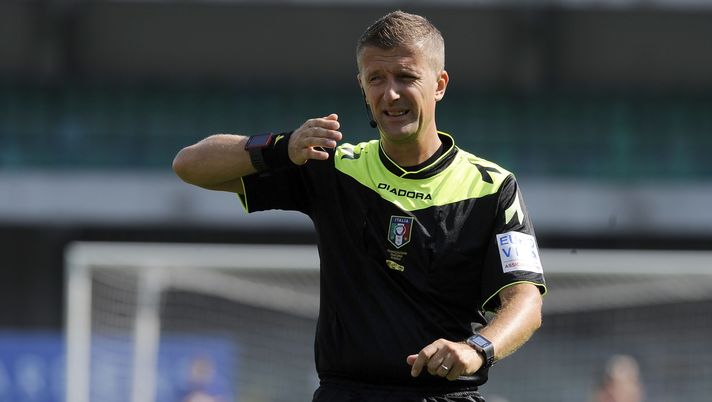 VERONA, ITALY - SEPTEMBER 11:  Referee Daniel Orsato is seen during the Serie A match between AC Chievo Verona and SS Lazio at Stadio Marc'Antonio Bentegodi on September 11, 2016 in Verona, Italy. (Photo by Marco Rosi/Getty Images)