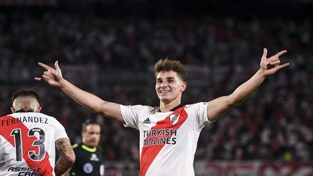 BUENOS AIRES, ARGENTINA - OCTOBER 25: Julian Alvarez of River Plate celebrates after scoring the second goal of his team during a match between River Plate and Argentinos Juniors as part of Torneo Liga Profesional 2021 at Estadio Monumental Antonio Vespucio Liberti on October 25, 2021 in Buenos Aires, Argentina. (Photo by Marcelo Endelli/Getty Images) BUENOS AIRES, ARGENTINA - OCTOBER 25: Julian Alvarez of River Plate celebrates after scoring the second goal of his team during a match between River Plate and Argentinos Juniors as part of Torneo Liga Profesional 2021 at Estadio Monumental Antonio Vespucio Liberti on October 25, 2021 in Buenos Aires, Argentina. (Photo by Marcelo Endelli/Getty Images)