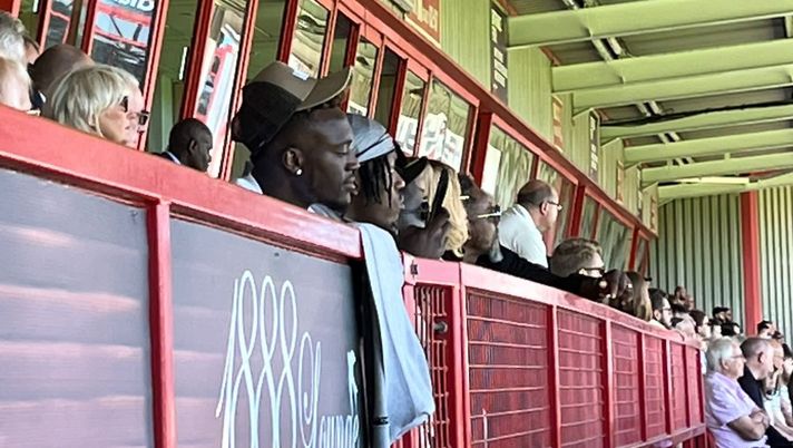 Abraham in tribuna al Poundland Bescot Stadium: c’è il fratello in prova al Walsall Abraham in tribuna al Poundland Bescot Stadium: c’è il fratello in prova al Walsall - immagine 1
