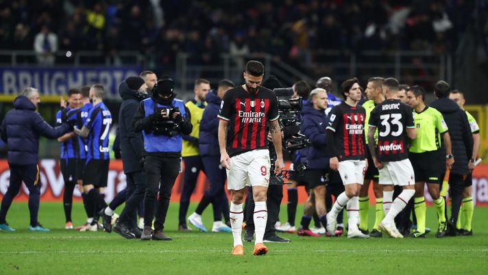 Olivier Giroud, deluso dopo la sconfitta del Milan contro l'Inter (getty images)