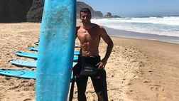 Ex Inter, Figo cambia sport per un giorno e si dà al surf. Il fisico è ancora da Serie A