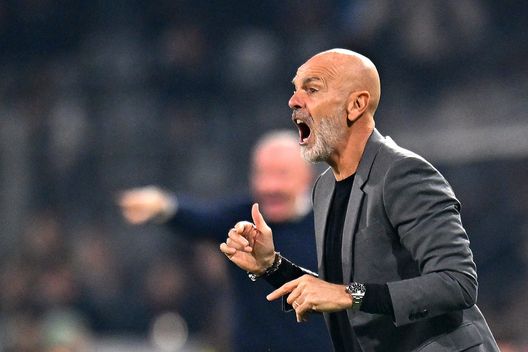 CREMONA, ITALY - NOVEMBER 08: Stefano Pioli, Head Coach of AC Milan, gives their team instructions during the Serie A match between US Cremonese and AC Milan at Stadio Giovanni Zini on November 08, 2022 in Cremona, Italy. (Photo by Alessandro Sabattini/Getty Images) Fiorentina-Milan, il 4 marzo: l’incrocio voluto dal destino- immagine 2