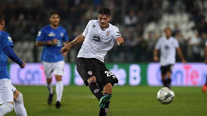 VERCELLI, ITALY - OCTOBER 16: Simone Emmanuello of FC Pro Vercelli scores the goal of the victory during the Serie B match between FC Pro Vercelli and Novara Calcio at Stadio Silvio Piola on October 16, 2016 in Vercelli, Italy. (Photo by Valerio Pennicino/Getty Images) VERCELLI, ITALY - OCTOBER 16: Simone Emmanuello of FC Pro Vercelli scores the goal of the victory during the Serie B match between FC Pro Vercelli and Novara Calcio at Stadio Silvio Piola on October 16, 2016 in Vercelli, Italy. (Photo by Valerio Pennicino/Getty Images)
