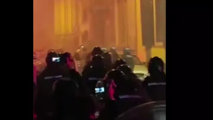 VIDEO Petardi e bombe carta in zona lungomare: non si placa la guerriglia in città - immagine 1