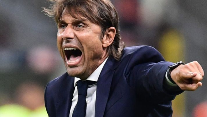 Inter Milan's Italian head coach Antonio Conte shouts instructions during the Italian Serie A football match Inter Milan vs US Lecce on August 26, 2019 at the San Siro stadium in Milan. (Photo by Miguel MEDINA / AFP) (Photo credit should read MIGUEL MEDINA/AFP/Getty Images) Conte a DAZN: “Lukaku è super! Lautaro non si tocca, Sensi può segnare tanto” - immagine 1