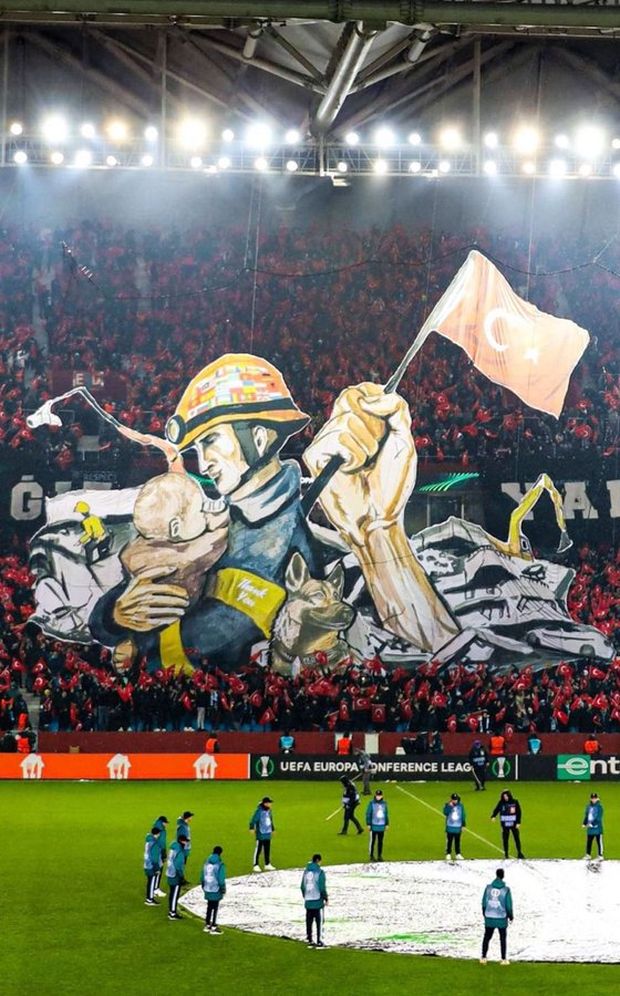 Trabzonspor, la coreografia del soccorritore, del bimbo e del cane commuove il mondo- immagine 3