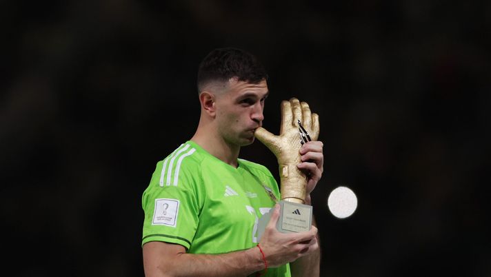 LUSAIL CITY, QATAR - DECEMBER 18: Emiliano Martinez of Argentina poses for a photo with the adidas Golden Glove trophy during the award ceremony following the FIFA World Cup Qatar 2022 Final match between Argentina and France at Lusail Stadium on December 18, 2022 in Lusail City, Qatar. (Photo by Clive Brunskill/Getty Images) Un difensore estremo, per un estremo difensore: Martinez compra un cane da guardia da 22mila euro - immagine 1