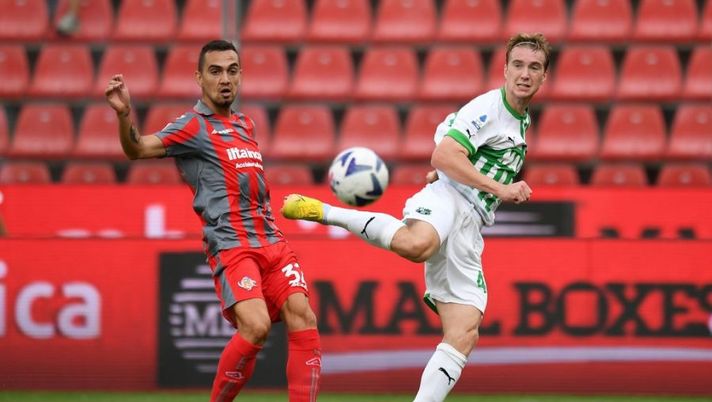 CREMONA, ITALY - SEPTEMBER 04: Gonzalo Escalante of US Cremonese competes for the ball with Kristian Thorstvedt of US Sassuolo during the Serie A match between US Cremonese and US Sassuolo at Stadio Giovanni Zini on September 04, 2022 in Cremona, Italy. (Photo by Alessandro Sabattini/Getty Images) Il Sassuolo ritrova Laurientè: la probabile formazione con Pinamonti e Thorstvedt - immagine 1