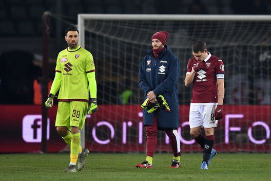  TURIN, ITALY - JANUARY 25: Salvatore Sirigu (L) and Andrea Belotti of Torino FC look dejected at the end of the Serie A match between Torino FC and Atalanta BC at Stadio Olimpico di Torino on January 25, 2020 in Turin, Italy. (Photo by Valerio Pennicino/Getty Images) 