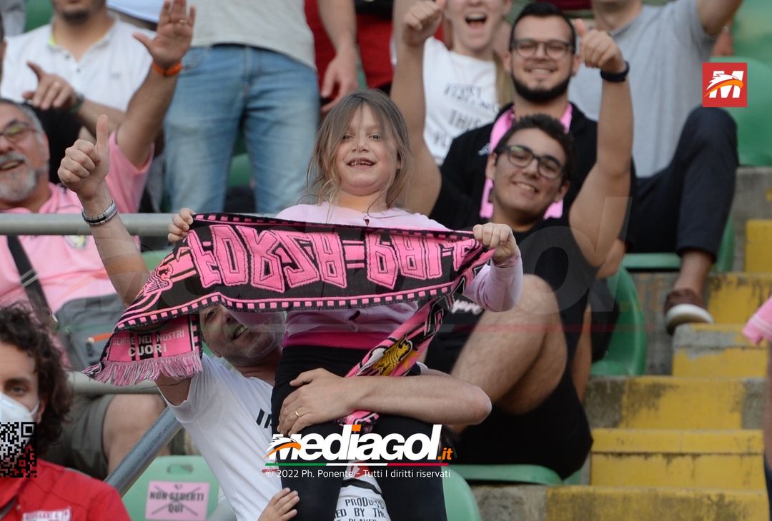 Fototifo, i tifosi allo stadio per Palermo-Feralpisaló 1-0 (gallery) - immagine 9