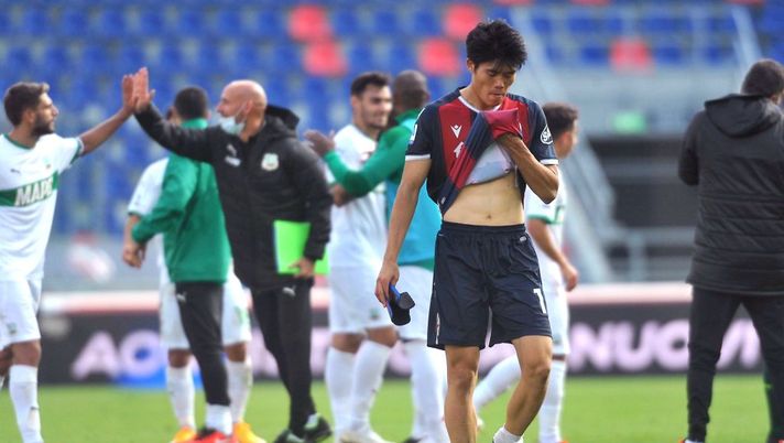 BOLOGNA, ITALY - OCTOBER 18: Takehiro Tomiyasu of Bologna FC looks dejected at the end of the Serie A match between Bologna FC and US Sassuolo at Stadio Renato Dall'Ara on October 18, 2020 in Bologna, Italy. (Photo by Mario Carlini / Iguana Press/Getty Images) BOLOGNA, ITALY - OCTOBER 18: Takehiro Tomiyasu of Bologna FC looks dejected at the end of the Serie A match between Bologna FC and US Sassuolo at Stadio Renato Dall'Ara on October 18, 2020 in Bologna, Italy. (Photo by Mario Carlini / Iguana Press/Getty Images)