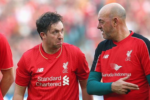 SYDNEY, AUSTRALIA - JANUARY 07: Robbie Fowler and Bruce Grobbelaar speak during the anthem ceremony ahead of the match between Liverpool FC Legends and the Australian Legends at ANZ Stadium on January 7, 2016 in Sydney, Australia. (Photo by Mark Kolbe/Liverpool FC via Getty Images) Grobbelaar svela il segreto del Liverpool vincitore della Premier: “Ho fatto pipì sui pali di Anfield” - immagine 1