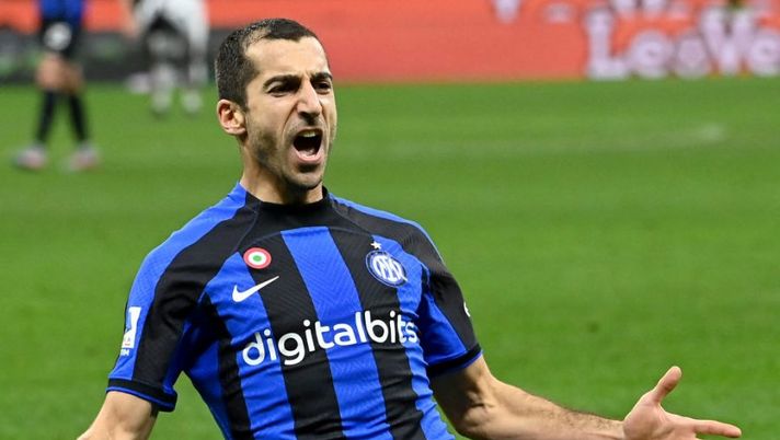 Inter Milan's Armenian midfielder Henrikh Mkhitaryan celebrates scoring his team's second goal during the Italian Serie A football match between Inter Milan and Udinese Calcio at San Siro stadium in Milan on February 18, 2023. (Photo by ANDREAS SOLARO / AFP) (Photo by ANDREAS SOLARO/AFP via Getty Images) Mkhitaryan, solo uno spavento: “Un po’ di dolore ma sto bene, sarò pronto per la prossima” - immagine 1
