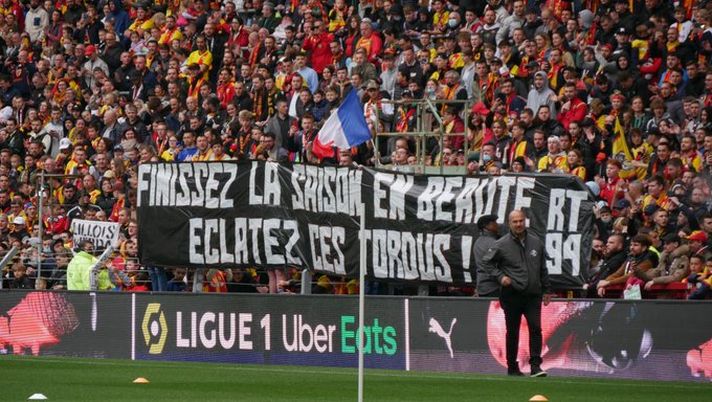 Derby del Nord, cori e fumogeni all’allenamento Lens: frecciate sul caso Lille-Ben Arfa Derby del Nord, cori e fumogeni all’allenamento Lens: frecciate sul caso Lille-Ben Arfa - immagine 1