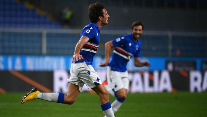 Sampdoria's Italian defender Tommaso Augello (L) celebrates after scoring a goal during the Italian Serie A football match between Sampdoria and Lazio at the Luigi Ferraris Stadium in Genoa, on October 17, 2020. (Photo by MARCO BERTORELLO / AFP) (Photo by MARCO BERTORELLO/AFP via Getty Images) Fantacalcio Mantra, cinque consigli per questa giornata: da Augello a Miranchuk - immagine 1