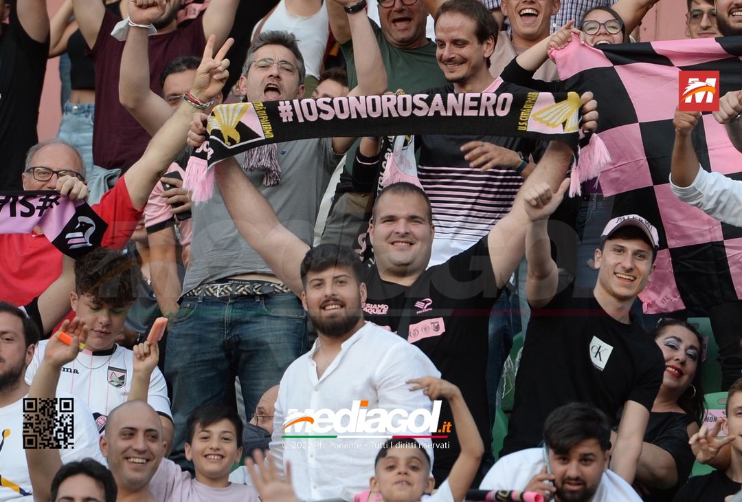 Fototifo, i tifosi allo stadio per Palermo-Feralpisaló 1-0 (gallery) - immagine 27