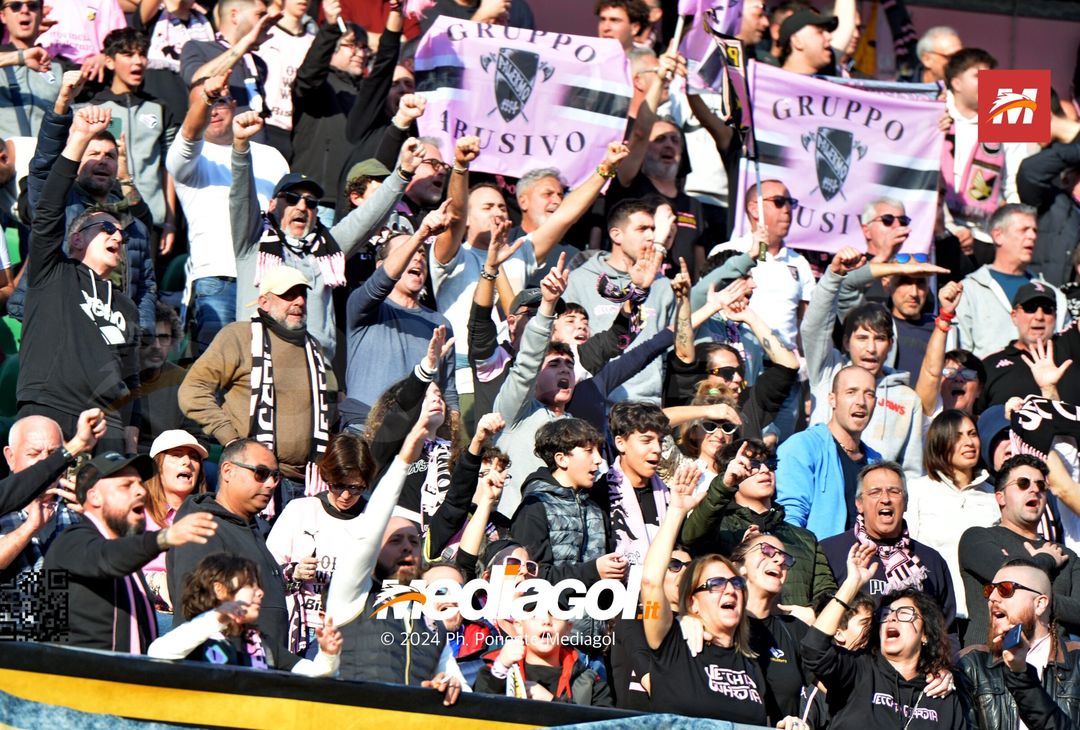 FOTOTIFO Palermo-Como 3-0, gli scatti ai tifosi al “Renzo Barbera” (GALLERY) - immagine 145