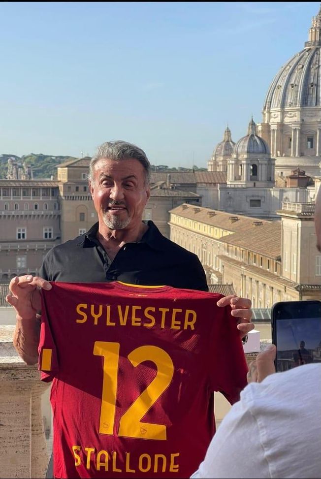 Stallone pazzo di Roma: l’attore ai Musei Vaticani con la maglia giallorossa – FOTO- immagine 2