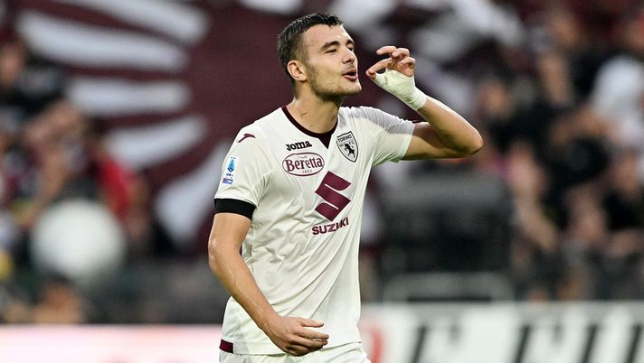 SALERNO, ITALY - SEPTEMBER 18: Alessandro Buongiorno of Torino FC celebrates after scoring the 0-1 goal during the Serie A TIM match between US Salernitana and Torino FC at Stadio Arechi on September 18, 2023 in Salerno, Italy. (Photo by Francesco Pecoraro/Getty Images) Torino, Buongiorno: “Osimhen? Attaccante eccezionale, ecco cosa lo rende fortissimo” - immagine 1