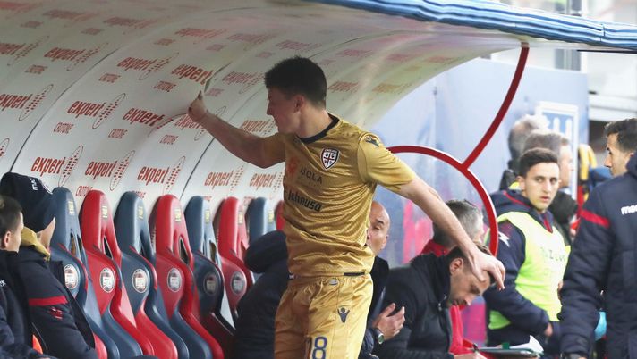 CROTONE, ITALY - JANUARY 28: Alessio Cragno of Cagliari shows his dejection during the serie A match between FC Crotone and Cagliari Calcio at Stadio Comunale Ezio Scida on January 28, 2018 in Crotone, Italy. (Photo by Maurizio Lagana/Getty Images) CROTONE, ITALY - JANUARY 28: Alessio Cragno of Cagliari shows his dejection during the serie A match between FC Crotone and Cagliari Calcio at Stadio Comunale Ezio Scida on January 28, 2018 in Crotone, Italy. (Photo by Maurizio Lagana/Getty Images)