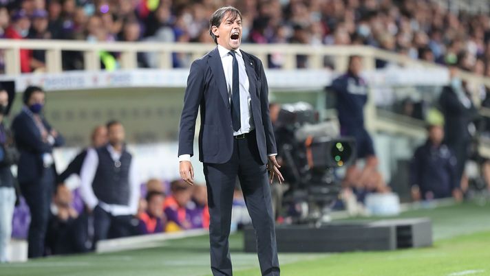FLORENCE, ITALY - SEPTEMBER 21: Simone Inzaghi manager of FC Internazionale gestures during the Serie A match between ACF Fiorentina v FC Internazionale on September 21 in Florence, Italy.  (Photo by Gabriele Maltinti/Getty Images) 