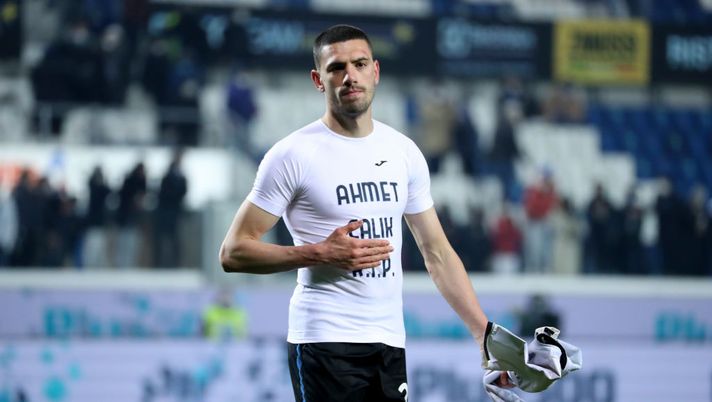 BERGAMO, ITALY - JANUARY 12: Merih Demiral of Atalanta BC looks on with the t-shirt in memory of Ahmet Calik who recently passed away at the end of the Coppa Italia match between Atalanta BC and Venezia FC at Gewiss Stadium on January 12, 2022 in Bergamo, Italy. (Photo by Giuseppe Cottini/Getty Images) Terremoto in Turchia, Demiral mette all’asta la maglia di Ronaldo - immagine 1