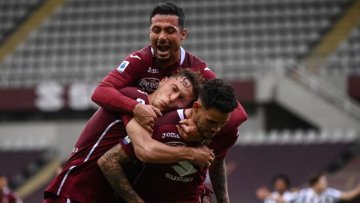TOPSHOT - Torino's Paraguayan forward Antonio Sanabria (R) celebrates with Torino's Kosovo defender Mergim Vojvoda (L) and Torino's Italian defender Armando Izzo after scoring an equalizer during the Italian Serie A football match Torino vs Juventus on April 03, 2021 at the Olympic stadium in Turin. (Photo by Marco BERTORELLO / AFP) (Photo by MARCO BERTORELLO/AFP via Getty Images) Sky: “Il Cagliari pensa a Izzo e ci sono altri due possibili colpi: tutti i dettagli” - immagine 1