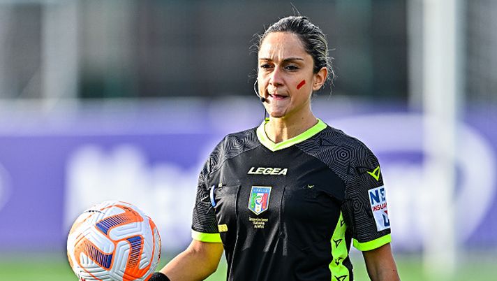 SESTO FIORENTINO, ITALY - NOVEMBER 26: Referee Maria Marotta shows a red sign on her face to protest against violence over women prior to kick-off in the Women Serie A match between ACF Fiorentina and AC Milan at Stadio Pietro Torrini on November 26, 2022 in Sesto Fiorentino, Italy. (Photo by Simone Arveda/Getty Images) Serie C, il derby Montevarchi-Siena sarà a tinte…rosa - immagine 1