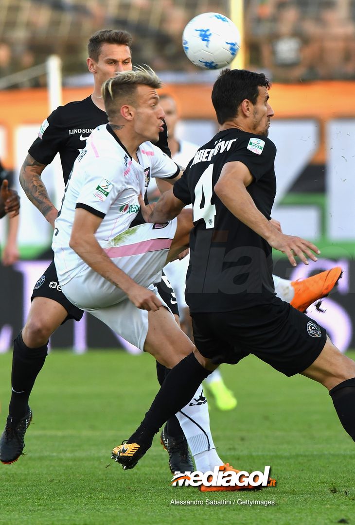  VENICE, ITALY - APRIL 27:  Antonino La Gumina of US Citta di Palermo competes for the ball whit Sinisa Andelkovic of Venezia FC during the serie B match between Venezia FC and US Citta di Palermo at Stadio Pier Luigi Penzo on April 27, 2018 in Venice, Italy.  (Photo by Alessandro Sabattini/Getty Images) 