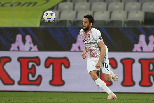 Hakan Calhanoglu, numero 10 del Milan Hakan Calhanoglu, numero 10 del Milan