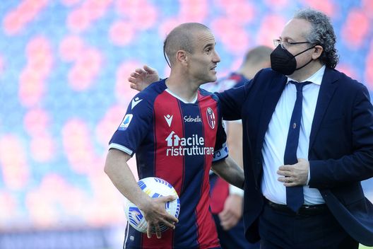 BOLOGNA, ITALY - MAY 02:Rodrigo Palacio gets the ball of his hat trick at the end of the Serie A match between Bologna FC and ACF Fiorentina at Stadio Renato Dall'Ara on May 02, 2021 in Bologna, Italy. Sporting stadiums around Italy remain under strict restrictions due to the Coronavirus Pandemic as Government social distancing laws prohibit fans inside venues resulting in games being played behind closed doors. (Photo by Mario Carlini / Iguana Press/Getty Images) BOLOGNA, ITALY - MAY 02:Rodrigo Palacio gets the ball of his hat trick at the end of the Serie A match between Bologna FC and ACF Fiorentina at Stadio Renato Dall'Ara on May 02, 2021 in Bologna, Italy. Sporting stadiums around Italy remain under strict restrictions due to the Coronavirus Pandemic as Government social distancing laws prohibit fans inside venues resulting in games being played behind closed doors. (Photo by Mario Carlini / Iguana Press/Getty Images)