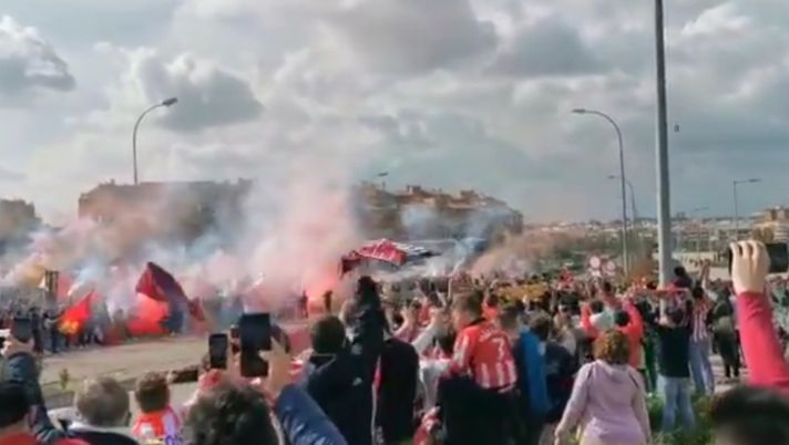 Tifosi colchoneros prima del derby con il Real Tifosi colchoneros prima del derby con il Real