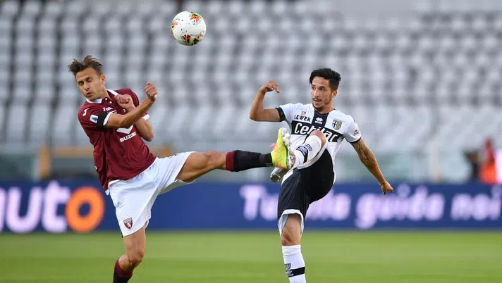 TURIN, ITALY - JUNE 20:  Simone Edera (L) of Torino FC clashes with Matteo Scozzarella of Parma Calcio during the Serie A match between Torino FC and  Parma Calcio at Stadio Olimpico di Torino on February 23, 2020 in Turin, Italy.  (Photo by Valerio Pennicino/Getty Images)