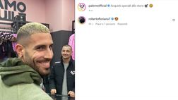VIDEO Palermo, Tutino allo store del “Barbera” sceglie il suo numero di maglia