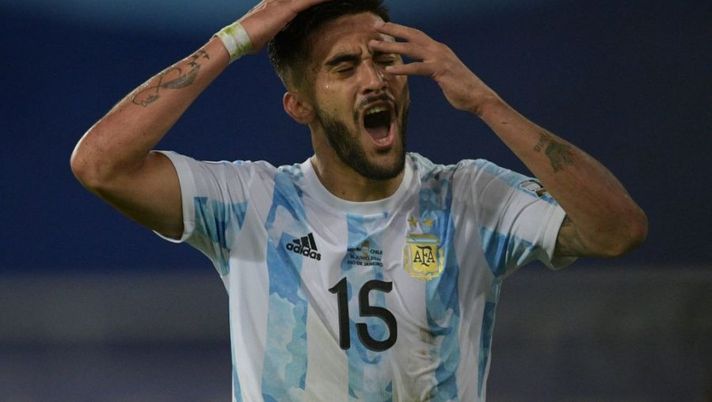 Argentina's Nicolas Gonzalez reacts after missing a goal opportunity during the Conmebol Copa America 2021 football tournament group phase match against Chile at the Nilton Santos Stadium in Rio de Janeiro, Brazil, on June 14, 2021. (Photo by CARL DE SOUZA / AFP) (Photo by CARL DE SOUZA/AFP via Getty Images) Gonzalez, la delusione dopo l’infortunio: “Non mollerò mai, grazie a chi mi è stato vicino” - immagine 1