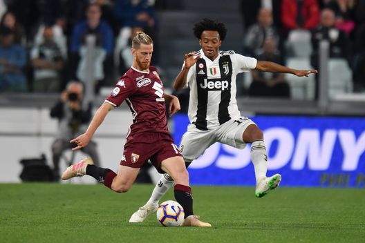 T(Photo by Tullio M. Puglia/Getty Images) Cuadrado, ma che fai? Sullo sfondo una foto hot di un leader della Juve…- immagine 2
