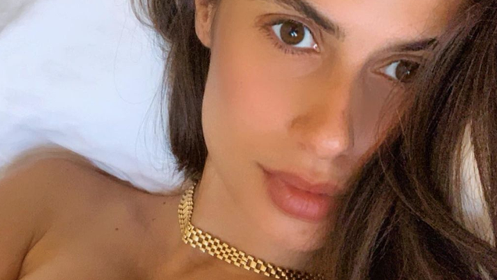 Ines Trocchia, colazione hot in Grecia. Lato B strepitoso per la modella 