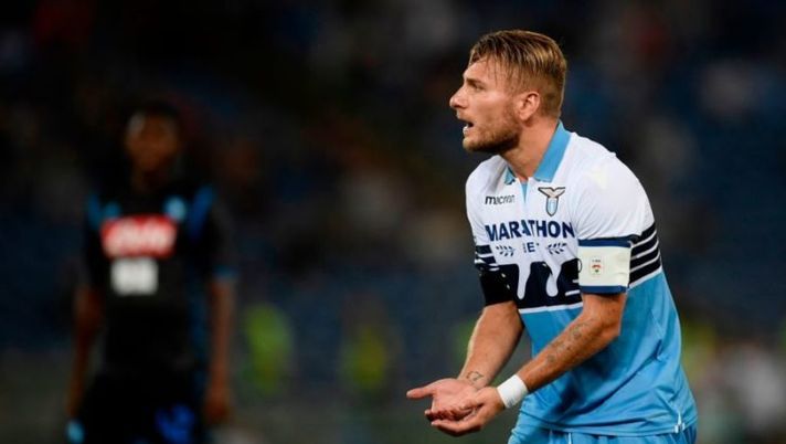 Lazio's forward Ciro Immobile reacts during the Italian Serie A football match Lazio vs Napoli at the Olympic stadium in Rome on August 18, 2018. (Photo by Filippo MONTEFORTE / AFP) (Photo credit should read FILIPPO MONTEFORTE/AFP/Getty Images) Clamoroso Immobile! Cambiano voto Dybala e Cancelo, Kolarov choc: le pagelle Gazzetta - immagine 1