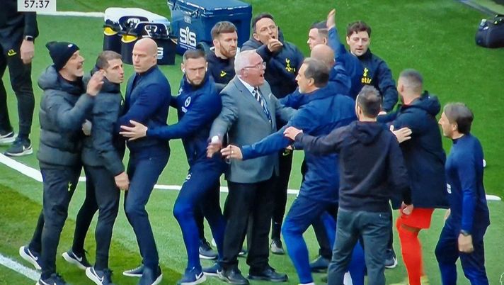 VIDEO Tottenham-Brighton, rissa tutta italiana: De Zerbi e Stellini espulsi VIDEO Tottenham-Brighton, rissa tutta italiana: De Zerbi e Stellini espulsi - immagine 1
