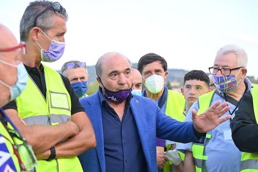 Il presidente Commisso con i tifosi al Viola Park (fonte www.acffiorentina.com) Il presidente Commisso con i tifosi al Viola Park (fonte www.acffiorentina.com)