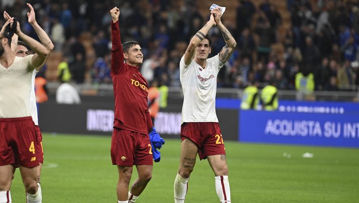 MILAN, ITALY - OCTOBER 01: AS Roma players Paulo Dybala and Nicolò Zaniolo after the Serie A match between FC Internazionale and AS Roma at Stadio Giuseppe Meazza on October 01, 2022 in Milan, Italy. (Photo by Luciano Rossi/AS Roma via Getty Images) Roma, nessun infortunio per Zaniolo e Dybala: contro il Milan ci saranno - immagine 1