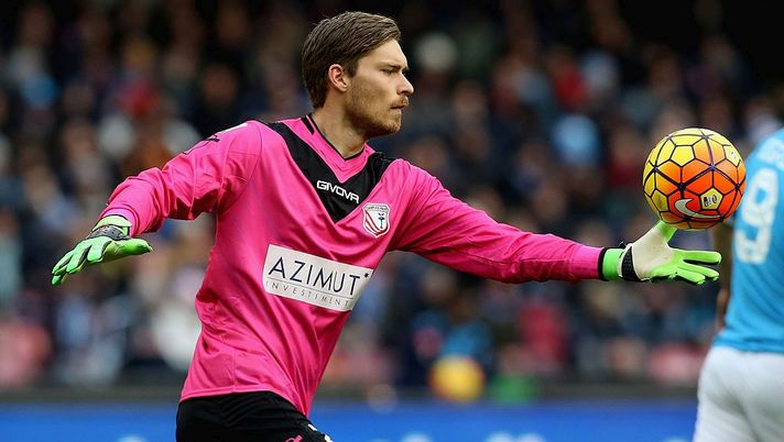 NAPLES, ITALY - FEBRUARY 07: Vid Belec of Carpi during the Serie A match between SSC Napoli and Carpi FC at Stadio San Paolo on February 7, 2016 in Naples, Italy. (Photo by Maurizio Lagana/Getty Images) NAPLES, ITALY - FEBRUARY 07: Vid Belec of Carpi during the Serie A match between SSC Napoli and Carpi FC at Stadio San Paolo on February 7, 2016 in Naples, Italy. (Photo by Maurizio Lagana/Getty Images)