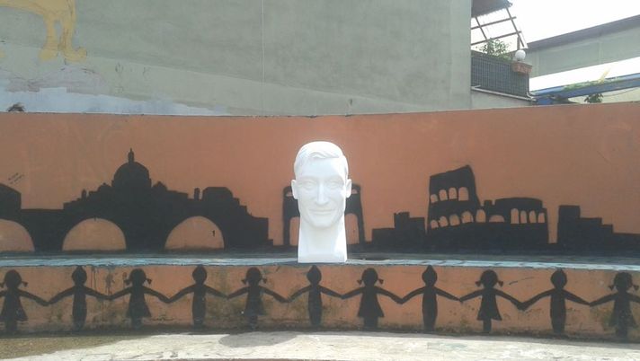 Tor Bella Monaca, un busto di Totti per rivalutare le Torri – FOTO 