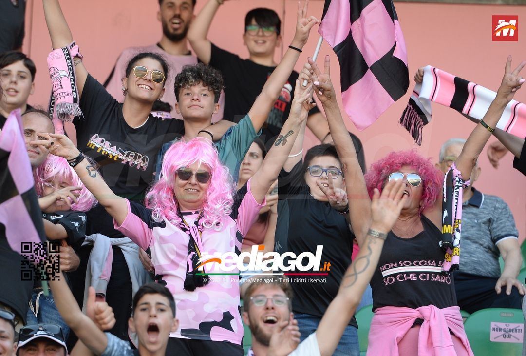 Fototifo, facce da Serie B. I tifosi allo stadio per Palermo-Padova 1-0 - immagine 15