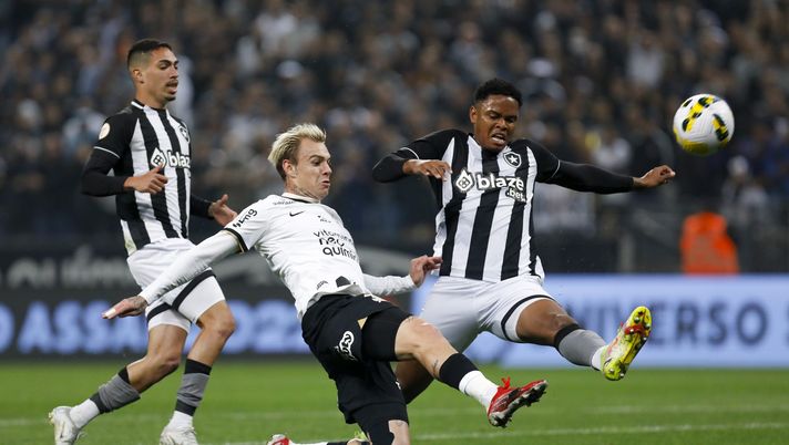 SAO PAULO, BRAZIL - JULY 30: Roger Guedes of Corinthians fights for the ball with Lucas Mezenga of Botafogo during the match between Corinthians and Botafogo as part of Brasileirao Series A 2022 at Neo Quimica Arena on July 30, 2022 in Sao Paulo, Brazil. (Photo by Ricardo Moreira/Getty Images) VERSO IL DERBY PAULISTA