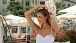 Viky Varga, bianchi momenti sulla spiaggia di Dubai: gli scatti conquistano