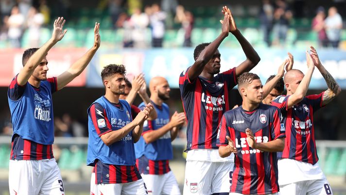 VERONA, ITALY - MAY 06: The players of the FC Crotone salute the fans at the end of the serie A match between AC Chievo Verona and FC Crotone at Stadio Marc'Antonio Bentegodi on May 6, 2018 in Verona, Italy. (Photo by Marco Luzzani/Getty Images) VERONA, ITALY - MAY 06: The players of the FC Crotone salute the fans at the end of the serie A match between AC Chievo Verona and FC Crotone at Stadio Marc'Antonio Bentegodi on May 6, 2018 in Verona, Italy. (Photo by Marco Luzzani/Getty Images)